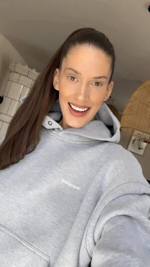 Aneta Vignerová Instagram - Můj kamarád a vynikající návrhář Michael Kováčik❤️se rozhodl vytvořit “podznačku” s názvem CLUB DE MEMBRES, aby tak přiblížil svou tvorbu širší veřejnosti. Aktuálně navrhl volnočasové designové kousky, jako jsou mikiny, trička a kšiltovky. Přidanou hodnotou je lokální výroba, protože všechny mikiny a trička jsou vyrobeny v České republice z prvotřídních kvalitních materiálů. Vřele doporučuji. Všechno najdete na jeho e-shopu michaelkovacik.com 
. 🌟