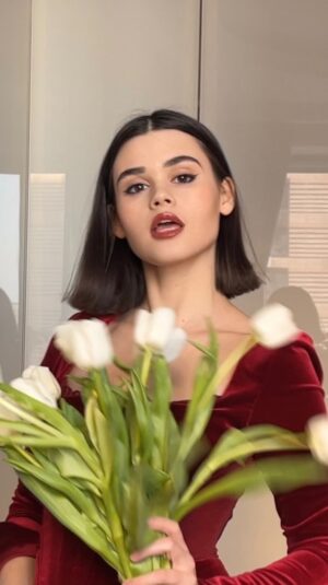 Anfisa Vistingauzen Instagram - При съёмке видео все тюльпаны пострадали 😂😂🌷
⠀
Искренне считаю что в настоящей любви и отношениях не нужны ни цветы, ни подарки! Для меня это навязанный стереотип и маркетинговый ход 😜
А если сильно хочется порадовать человека - подарок можно подарить в любой день, не привязываясь к конкретной дате.
Цветы себе сама покупаю крайне редко, и то по настроению.
⠀
Но всех девчонок и женщин поздравляю всё равно и желаю бодрости, улыбок, любви! 🌷 #8марта #цветы #женщины #маркетинг