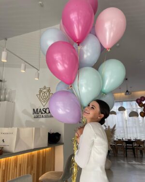 Anfisa Vistingauzen Instagram - Если уж я решаю праздновать свой день рождения (что бывает редко), то все детали должны быть продуманы: самая вкусная еда, самые красивые шары, свечи пастельных тонов, ну и конечно же бесподобный торт!
⠀
Поэтому чтобы вам не ломать голову над организацией своего самого-самого заветного и главного праздника, делюсь явками и паролями, а за качество отвечаю головой 🫡
⠀
@mascot_loft_studio - лучшее место для проведения мероприятий которое я вообще встречала в Москве. Очень красиво, удобно, можно хоть день рождения, хоть корпоратив, хоть детский утренник!
⠀
@ribambelle.cakes знают дело не только в тортах, но и в еде для праздников! Мне не хотелось простой кейтеринг, а хотелось изысканной кухни, но чтобы вкусно и с доставкой! Торт был с начинкой Банановый зож: рассыпчатые пропитанные коржи с банановым, тающим во рту, суфле и крем чизом сверху! 😌🤤🤤
⠀
Великолепные шары @sharo__varnya 
⠀
Неповторимые пастельные свечи @birth.day.candles 
⠀
За фотографии спасибо талантливой @v.ann.gog 😘