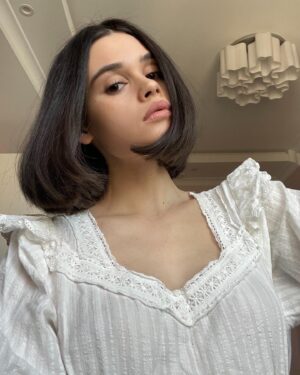 Anfisa Vistingauzen Instagram - Невероятную лёгкость испытала за эти дни с новой причёской.
⠀
Особенно когда не нужно ничего укладывать, просыпаешься с утра, пройдёшься расчёской и всё!! Выглядишь уже великолепно. Ну а про мытьё головы и сушку я вообще молчу. 😏😏 Сколько сил я тратила, по пол часа расчёсывая свою прежнюю гриву, стоя под душем, а уж на укладку вообще приходилось закладывать не меньше часа. Сегодня уложила за 15 минут 🥰🥰
⠀
Ничего не мешает, ничего не путается, не торчит. Не нужно думать куда убрать волосы на ночь и как спрятать их под шапку, чтобы после снятия вышеупомянутой, на голове не осталось гнездо дрозда.
⠀
Беззаботная жизнь открылась передо мной, наивно полагающей последние 12 лет, что длинные волосы будут со мной до 30 так точно.
⠀
В комментариях одна девушка написала, что у каре один минус - после него не хочется уже ничего кроме каре.
⠀
Вот мне кажется что и у меня так будет 😂😂 #каре #стрижка #скоровесна #февраль2024 #сорочка