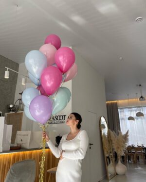 Anfisa Vistingauzen Instagram - Если уж я решаю праздновать свой день рождения (что бывает редко), то все детали должны быть продуманы: самая вкусная еда, самые красивые шары, свечи пастельных тонов, ну и конечно же бесподобный торт!
⠀
Поэтому чтобы вам не ломать голову над организацией своего самого-самого заветного и главного праздника, делюсь явками и паролями, а за качество отвечаю головой 🫡
⠀
@mascot_loft_studio - лучшее место для проведения мероприятий которое я вообще встречала в Москве. Очень красиво, удобно, можно хоть день рождения, хоть корпоратив, хоть детский утренник!
⠀
@ribambelle.cakes знают дело не только в тортах, но и в еде для праздников! Мне не хотелось простой кейтеринг, а хотелось изысканной кухни, но чтобы вкусно и с доставкой! Торт был с начинкой Банановый зож: рассыпчатые пропитанные коржи с банановым, тающим во рту, суфле и крем чизом сверху! 😌🤤🤤
⠀
Великолепные шары @sharo__varnya 
⠀
Неповторимые пастельные свечи @birth.day.candles 
⠀
За фотографии спасибо талантливой @v.ann.gog 😘