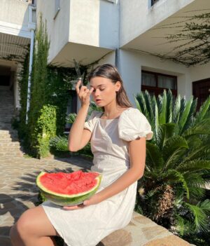 Anfisa Vistingauzen Instagram - Ну что же, друзья, вот уже два года как я не пью алкоголь
⠀
Как чувствую себя?
Изумительно.
⠀
Не отравлять свой организм этиловым спиртом очень приятно.
Приятно быть в здоровом теле и осознавать свой выбор.
⠀
Ведь это выбор каждого, также как и курение, как и наркотики.
⠀
Вы же знаете что никотин стоит наравне с морфином в таблице зависимости психоактивных веществ? А алкоголь чуть ниже кокаина…
⠀
Изучите, это очень интересно.
⠀
Конечно, можно как Ван Гог хлестать абсент и прослыть самым гениальным алкоголиком.
Но я всё же хочу предложить вам попробовать проявить свой гений в здравом уме и трезвой памяти!