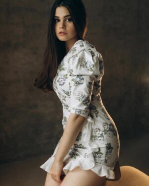 Anfisa Vistingauzen Instagram - Когда ко мне первый раз в жизни пришла уборщица мне было жутко неудобно.
⠀
Я, в паническом предвкушении своего позора, металась по квартире, прибирая раскиданные вещи, моя посуду и протирая столешницу на кухне. «Стыдно, если она увидит», - эта мысль крутилась у меня в голове.
⠀
Удивительно, как часто мы боимся быть такими какие мы есть. Показать чужому человеку что у нас может быть бардак. Не стесняться этого. Допустить даже не то что свою лень по отношению к чистоте в доме, а позволить себе просто расслабиться и делегировать. Признаться самой себе что да, я не получаю удовольствия от уборки и да, у меня есть желание и возможность делегировать это человеку который не только умеет это делать, а скорее всего, ещё и лучше меня.
⠀
Хоть поначалу и было непривычно (что теперь кто-то в моей квартире убирается за меня), но уже в скором времени, я без капли стеснения запускала уборщицу в комнату даже если там был мощнейший творческий беспорядок.
⠀
И скажу вам, что такой здоровый эгоизм - это классно. Освободить время от бытовых хлопот для чего-то более важного и полезного.
⠀
Ну а если у ваших близких, друзей или знакомых появятся вопросы, близкие к осуждению, знайте - им просто завидно!
Вам можно, а им нельзя. Проще запретить вам, чем им разбираться с собой.
⠀
Так что в новом году желаю всем чистоты без уборки!👌🏻 фото @kabalina.anastasia