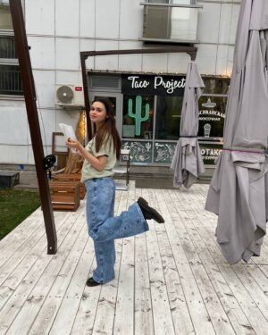 Anfisa Vistingauzen Instagram - 10 июня в 20:00 на ТНТ смотрите сериал «Ткачёвы на связи» с моим участием 📺
⠀
Ждите мою весёлую и дерзкую Яну 😈