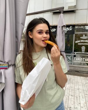 Anfisa Vistingauzen Instagram - 10 июня в 20:00 на ТНТ смотрите сериал «Ткачёвы на связи» с моим участием 📺
⠀
Ждите мою весёлую и дерзкую Яну 😈
