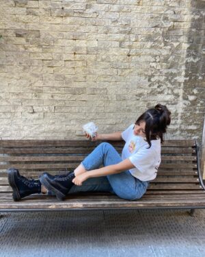 Angèle Salentino Instagram - Si vous saviez, comme mes drMartens me font souffrir à chaque fois que je les porte 😭