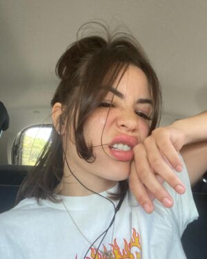 Angèle Salentino Instagram - Fin des vacances 😿