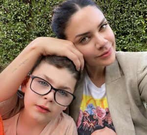 Angélica Celaya Instagram - Te estrujo por que te amo!!!
( y por que te peino 😋) 
#BoyMom #MiTodo