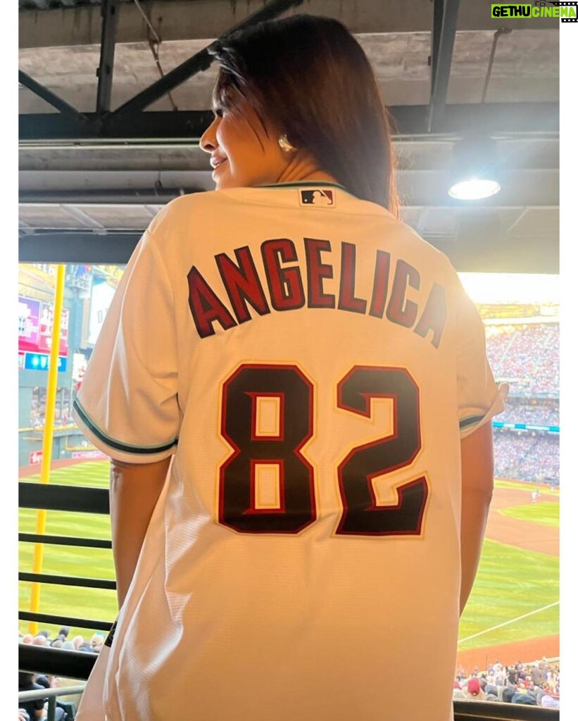 Angélica Celaya Instagram - Ahora si, oficial de @losdbacks ⚾️👊🏻 Gracias a @lasmayores por esta experiencia única!!!! #WorldSeries