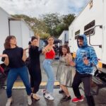 Angélica Celaya Instagram - Terminando esto con ritmo!!! Gracias a todos por el gran equipo y energía @lamujerdemividatv @telemundo We are Latinas !!! @analorenasm @rosalinda_tv @vanessadiazofc @laialsaab @vvhh3009 y después que vean la novela entenderán por que @soyoswaldozarate GRACIAS 💛🥂