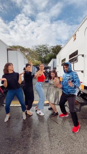 Angélica Celaya Instagram - Terminando esto con ritmo!!! 
Gracias a todos por el gran equipo y energía @lamujerdemividatv @telemundo 
We are Latinas !!! @analorenasm @rosalinda_tv @vanessadiazofc @laialsaab @vvhh3009 y después que vean la novela entenderán por que @soyoswaldozarate 

GRACIAS 💛🥂