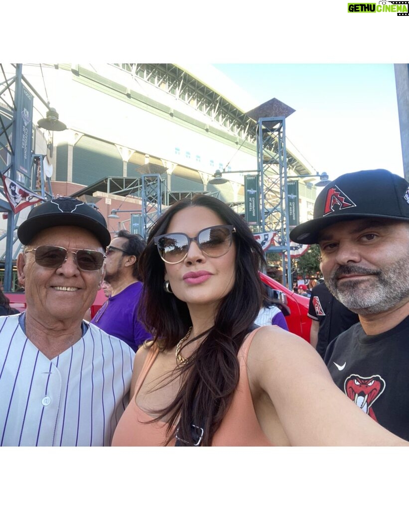 Angélica Celaya Instagram - Ahora si, oficial de @losdbacks ⚾️👊🏻 Gracias a @lasmayores por esta experiencia única!!!! #WorldSeries