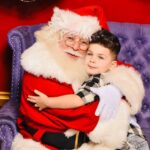 Angélica Celaya Instagram - Alessandro le pregunto a Santa 🎅🏼 Que era lo que el quería para navidad Le dijo que un abrazo ♥️🎄 @angel_alessandro_garcia #merrychristmas #feliznavidad