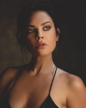 Angélica Celaya Instagram - There’s no off switch to internal shine ✨ 

Termina tu día/ semana agradeciendo.
Haz una lista de todo lo bueno que te ha sucedido. Y te descansaras sintiéndote bendecida 🙏🏻 

📸 @esquedachris 
💋 @johnymakeup