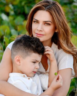 Angélica Celaya Instagram - El mundo en mis brazos.
@angel_alessandro_garcia 

And suddenly my heart had your eyes and your hands held my love. 
You make me the happiest
You make me #YellowHappy 💛

📸 @ivanapfelphotography