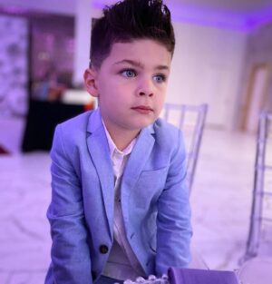 Angélica Celaya Instagram - Y llegaste a tus 5!!!⭐️
 Mi amor, mi mejor amigo, mi cómplice en travesuras !!!
 Gracias Dios mío por darme a mi propio ángel de carne y hueso! 💙 
HappyBirthday 
mi Angel Alessandro 

Pronto llegaré a celebrarte y darte el mas grande los abrazos !! 💛