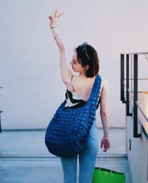 Angel Wang Instagram - 💙
冬天想念夏天
夏天期待冬天
今天冷就只好看看夏天日本的照片囉
Top&Jeans: @spotlight_korea
