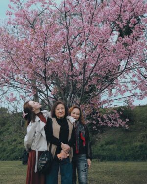 Angel Wang Instagram - ❤️
偉大的母親節！就來秀秀我們家偉大的兩位母親
Happy Mother’s Day🤍🤍🤍
#三代同堂
#我媽不要再往後躲了😂