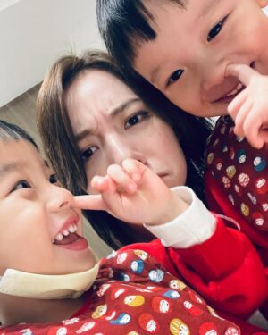 Angel Wang Instagram - 🧨
謝謝兔年，龍年我來了。
除夕只拍到兩個侄子的日常挖鼻照
那就希望新的一年跟他們一樣開開心心每一天🤍
Ps. 有人想邀請我開水餃店的歡迎留言哦🤣
#守歲夜