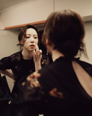 Angel Wang Instagram - 記者會那天的後臺🤍
下午為了選擇哪張當封面掙扎了很久
雖然本來是第二張贏了
但我很抱歉的在發完文後發現版面格式的問題
我只好選第二名了🥹🥹🥹
還是要告訴我 你們喜歡哪樣的我唷❤️

Hair Stylist / @yun331 @driven.by
Make Up / @backstage_aga @backstage_makeup
Outfit / @allsaintstaiwan @allsaints_style #AllSaintsTaiwan
Photographer / @tristashen