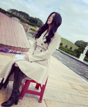 Angel Han Instagram - 非常早起就算了……非常冷就算了……風還非常大……厭世臉來一個🙄
再來點首什麼歌？🤔