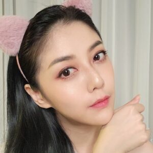 Angel Han Instagram - 最近無聊，在網上一直看網紅妹妹們的彩妝教學～趁今天拍彩妝品文章照片時，來大手大腳的試試網紅眼妝🤗
結果…好像…我下手太重…所以比較適合拍照🤔
如果是正常外出行走，應該會嚇到人吧～🤣