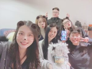 Angel Han Instagram - 我們可以再瘋一點啊～😏😏😏
生日文請看上上篇
好愛你們～雖然每次聚，音量都可以把屋頂掀開🤐