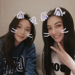 Angel Han Instagram - 我乾女兒好美好有氣質喔😍
@wenyu_._  來，媽咪親親抱抱😘