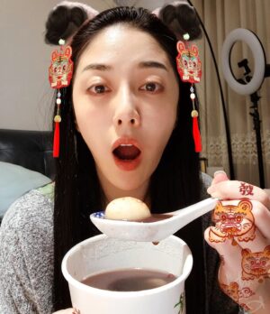 Angel Han Instagram - 我喜歡吃芝麻湯圓😍😍😍#元宵節
