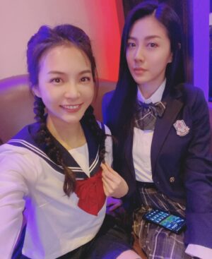 Angel Han Instagram - 你們是喜歡蓓蓓的可愛款，還是我這種高傲兇兇學姐款😏😏😏
#耶誕制服趴 @bugssapphire #學生服