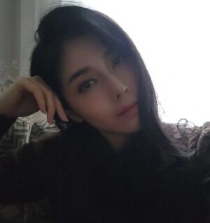 Angel Han Instagram - 工作完，一回到家，立馬跟沙發貼貼😊
好久沒打開IG，一開就看到好多人跟我說 #肖戰 開新帳號的消息😆
謝謝大家的通知，絕對會去關注的😍