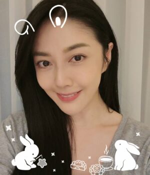 Angel Han Instagram - 中秋節，應景一下，大家放假快樂喔～😘
話說……我一直是在放假的心態啊～😁
#中秋節快樂