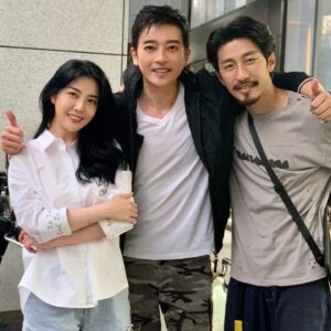 Angel Han Instagram - 謝謝家達哥@jensontien  來探班🥰
我還在努力適應新拍攝中，希望會有好的成果😊
然後旁邊的帥哥是我們戲的導演喔～很年輕有型吧🤩