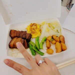 Angel Han Instagram - 本來不想吃飯的，但是聽到是在棚裡吃的最後一個便當，又是我最愛的小肥……就……☺️