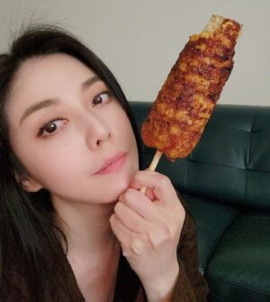 Angel Han Instagram - 因為在金山拍戲，所以一定要吃烤玉米？😝
昨天沒去買，今天買來吃一下好了🤤我愛烤玉米😍
喔～還有包子😋。。。中餐✅️✅️✅️