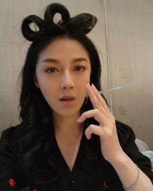 Angel Han Instagram - 我今天是走包租婆路線😆