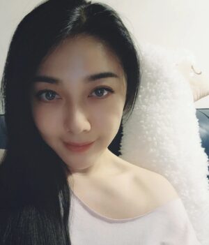 Angel Han Instagram - 補完睫毛，感覺眼睛又亮了😆
之前的睫毛都被我揉掉了一半😝