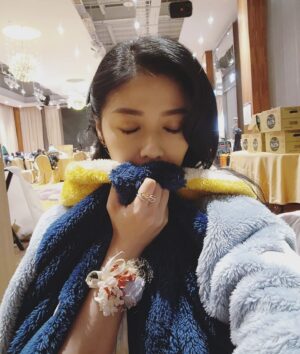 Angel Han Instagram - 自從確診發高燒三四天（一直燒到39.9，還好腦子沒燒壞）狂咳嗽，胸悶胸痛……等等症狀平復後
開始覺得體力嚴重下滑😔工作很容易累……
所以大家還是不要低估病毒喔！願大家都能平安健康😊
等戲殺青，我真的要好好養身體了……有被嚇到😑