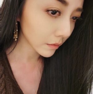 Angel Han Instagram - 好久沒曬太陽了……今天曬一天😭
曬到脖子紅了……也曬到頭痛😔
好的！戲快殺青了！再撐一下🥳
