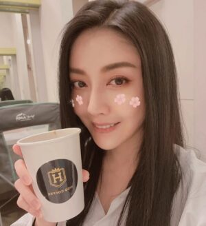 Angel Han Instagram - 謝謝好喝的咖啡🥰@hsqcoffee