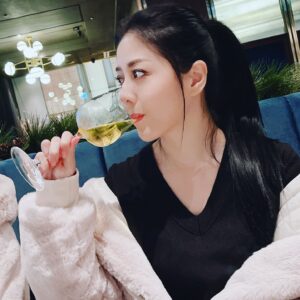 Angel Han Instagram - 此時此刻……只想來一杯……😔