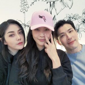 Angel Han Instagram - 我戲裡的老公＆我戲外的女朋友😏
@huang_shao_qi  @bugssapphire