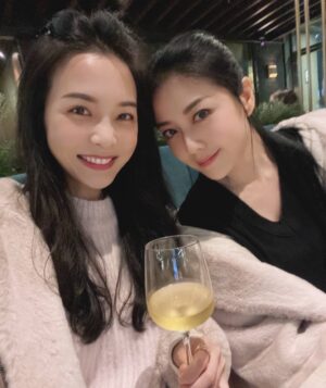 Angel Han Instagram - 終於見面了～😘😘😘
想妳啊～何蓓@bugssapphire