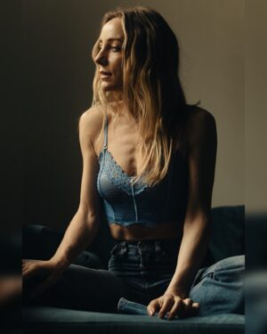 Ángela Cremonte Instagram - Me hice fotos nuevas y acto seguido me corté el pelo. Al principio me pareció absurdo; después, me di cuenta de que me estaba despidiendo de algo y de que tuve la astucia de retratarlo. 

Aquí, dos de mis favoritas de @miguelzaragozaa 📸
@juliavroman 💄