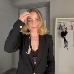 Ángela Cremonte Instagram - La gira en Granada 🍎 ha sido de bastante camerino, fútbol, comida que no he fotografiado porque con estos dos no se puede relajar una y últimas funciones. 
Me he cortado el pelo porque me pesaban el pasado y el estado de la cuestión 🌍 🍉 . En el presente estoy más ligera. Para el futuro no tengo medida.
