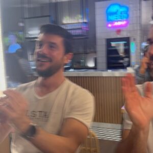 Ángela Cremonte Instagram - La gira en Granada 🍎 ha sido de bastante camerino, fútbol, comida que no he fotografiado porque con estos dos no se puede relajar una y últimas funciones. 
Me he cortado el pelo porque me pesaban el pasado y el estado de la cuestión 🌍 🍉 . En el presente estoy más ligera. Para el futuro no tengo medida.