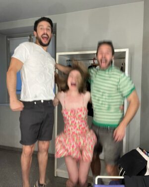 Ángela Cremonte Instagram - La gira en Granada 🍎 ha sido de bastante camerino, fútbol, comida que no he fotografiado porque con estos dos no se puede relajar una y últimas funciones. 
Me he cortado el pelo porque me pesaban el pasado y el estado de la cuestión 🌍 🍉 . En el presente estoy más ligera. Para el futuro no tengo medida.