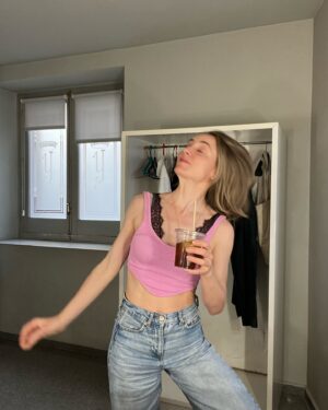 Ángela Cremonte Instagram - La gira en Granada 🍎 ha sido de bastante camerino, fútbol, comida que no he fotografiado porque con estos dos no se puede relajar una y últimas funciones. 
Me he cortado el pelo porque me pesaban el pasado y el estado de la cuestión 🌍 🍉 . En el presente estoy más ligera. Para el futuro no tengo medida.