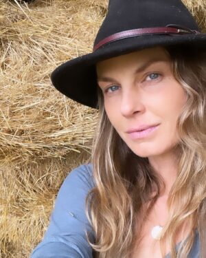 Angela Lindvall Instagram - Worked hard today throwing hay!!! Love my new volunteer job with @ohfkids. Equine therapy for kids in need. (Truth is; it’s therapy for ME)
#grateful #service #seva #horses #kids #love