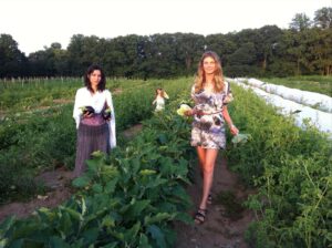 Angela Lindvall Instagram - Happy Earth Day!!! 

Let us every day take the time to appreciate nature. Take in a beautiful breath of fresh air. Gaze upon the open sea. Sit and watch a flowing River. Acknowledge the wisdom of the ancient tree. Take in the vastness of the glorious mountains. Feel your feet grounded on the soil. 
May we have reverence for all that our beautiful Mother Earth provides for us 🙏🏻 May we find ways to live in harmony with the land and animals. 
We may have to make some sacrifices in our instant gratification and easy conveniences... in our laziness and consumerism.... We also have to boycott industry & corporations with a big footprint and rather invest in companies & brands we believe in. We can do this!
Just like these beautiful pictures of me & my dear @alexspadea of @rocklandfarmalliance .... which started as a tiny bio- dynamic circle garden, into this beautiful farm CSA! Anything we give attention to will grow 🌱 🙏🏻

#earthday #reverance #gratitude #honor #motherearth